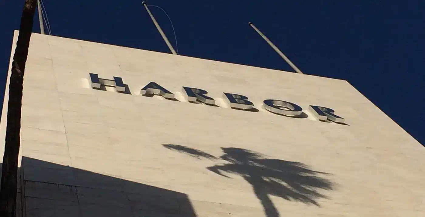 Building-mounted high-rise sign in Los Angeles